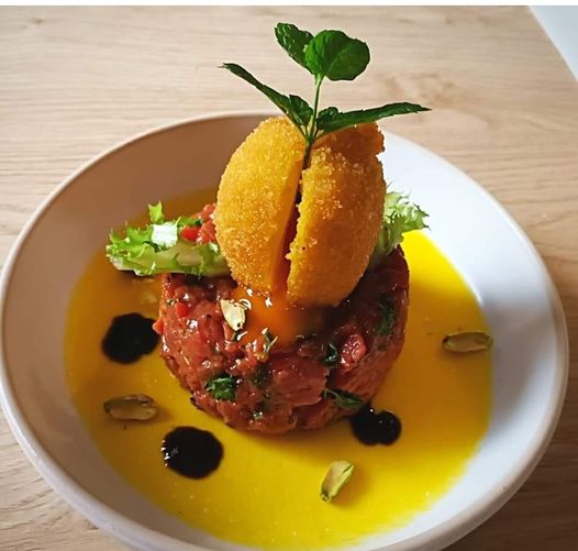 Mon petit tartare de bœuf, œuf mollet en croûte et gelée de poivron jaune et pistache par Aurélie Morgan