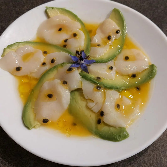 Carpaccio de Saint Jacques et Avocat aux Fruits de la Passion par Alexis Leroux