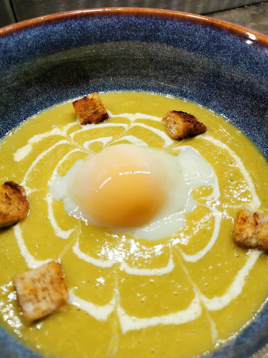 Crème d'asperges et œuf parfait. De Saison ! par la Table de Loule