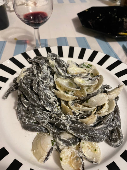 Pâtes à l'encre de seiche, crème, parmesan, palourdes