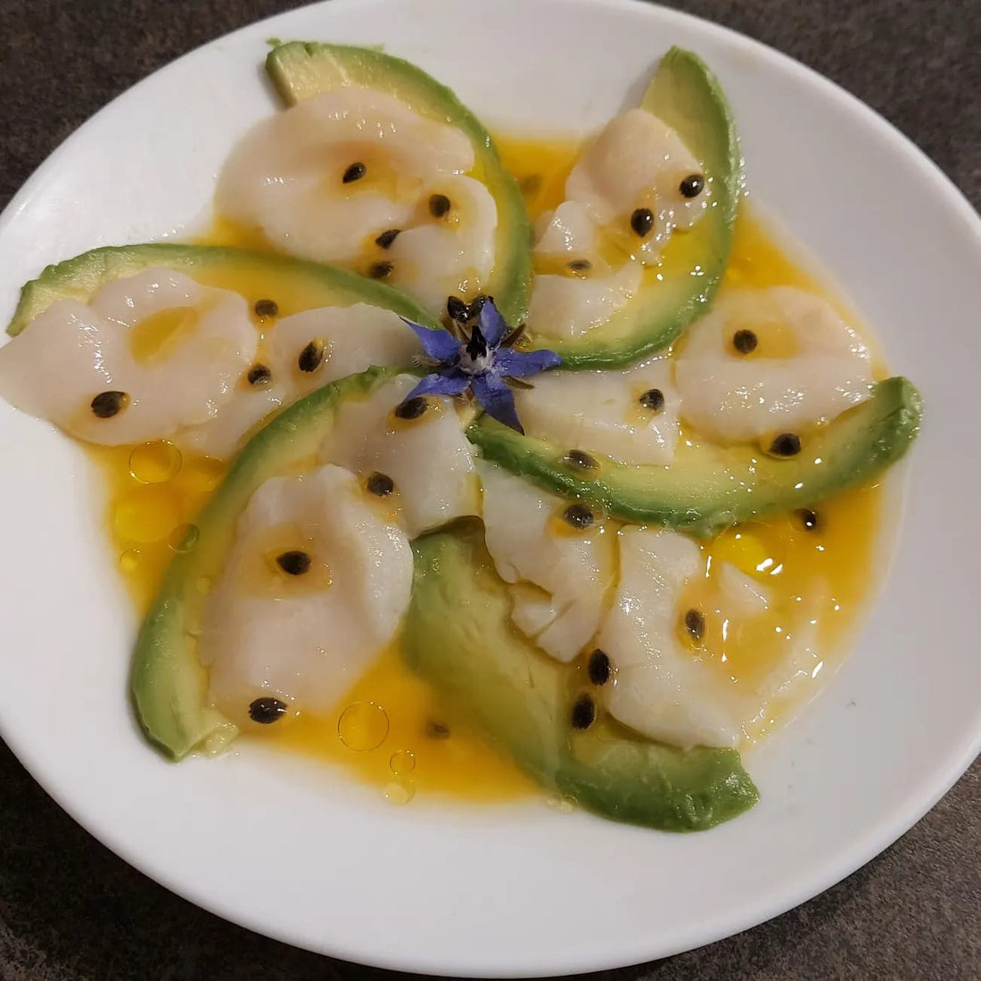 Carpaccio de Saint Jacques et Avocat aux Fruits de la Passion par Alexis Leroux